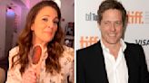 Hugh Grant acusó a Drew Barrymore de cantar “horrible” y ella no se quedó callada: “Esto es para vos”