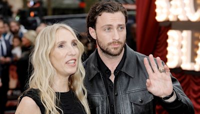 Aaron Taylor-Johnson zanja los rumores de separación de su mujer, quien le saca 24 años, con estas fotos