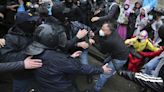 Estallan enfrentamientos fuera del Parlamento de Georgia tras la aprobación de la 'ley rusa'