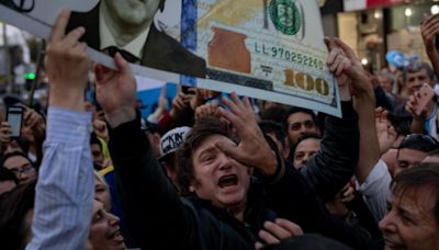 Argentinos de repente necesitan pesos y venden dólares tras plan de Milei