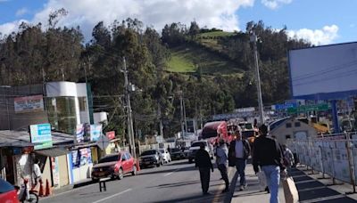 Transportistas de Colombia realizan plantón en el puente Rumichaca