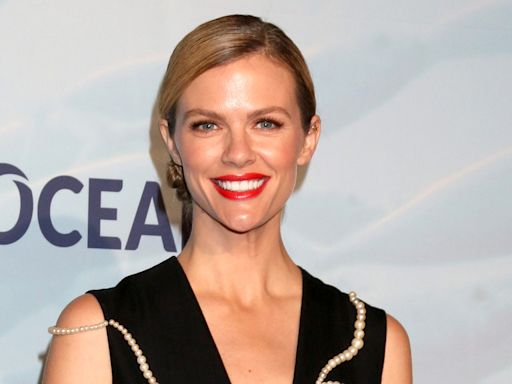 Brooklyn Decker slams tabloid for re-publishing comments on J. D. Vance's Hillbilly Elegy