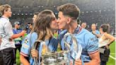 Julián Álvarez campeón de la Champions: el tierno festejo con su novia Emilia Ferrero y la infaltable bandera argentina