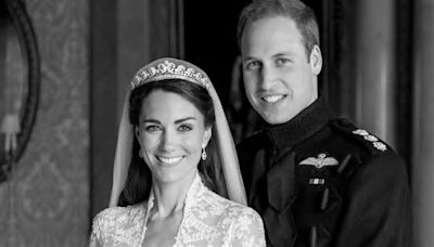 Kate e William, la foto ufficiale per l'anniversario di matrimonio: «13 anni fa, oggi». I sudditi: «Lei è bellissima»