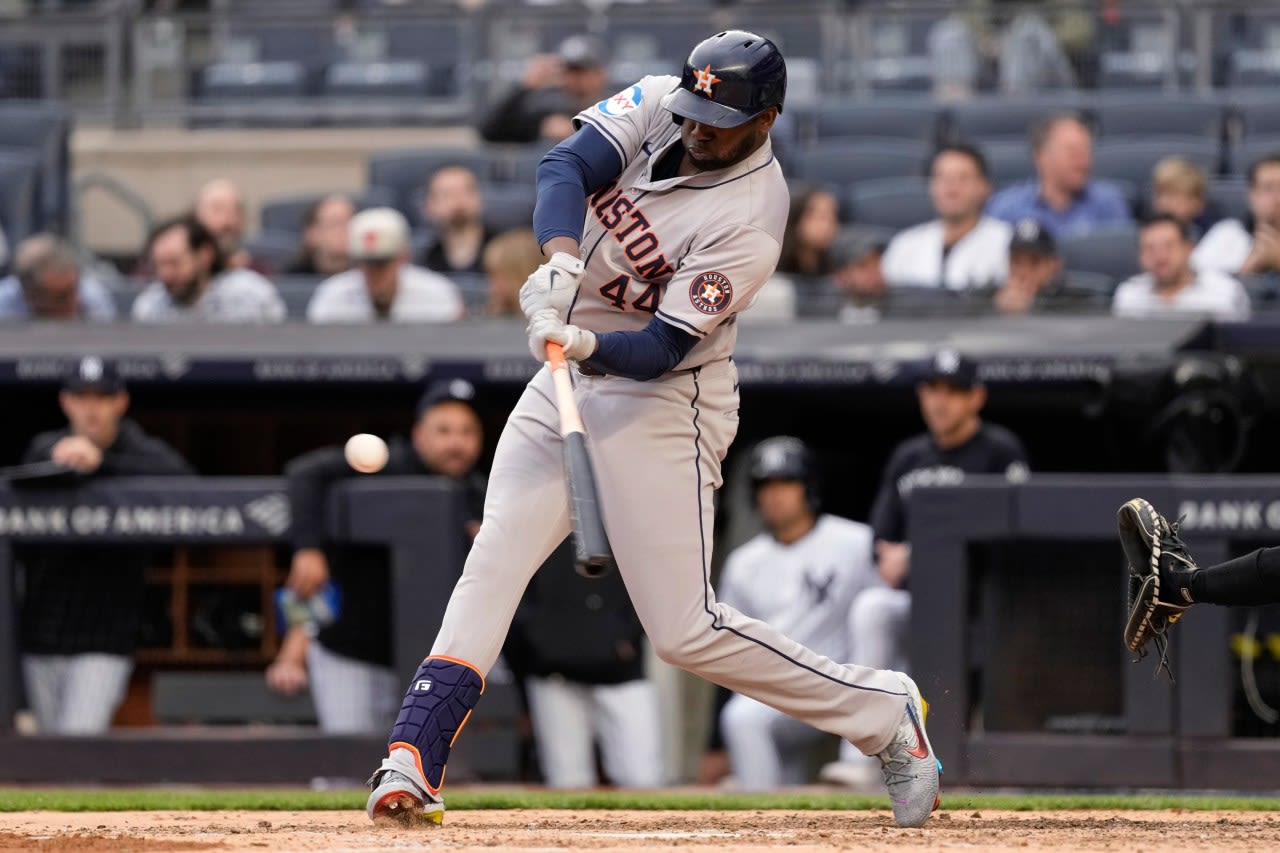 Alvarez and Singleton hit long homers in the 1st inning to help Astros avoid being swept by Yankees