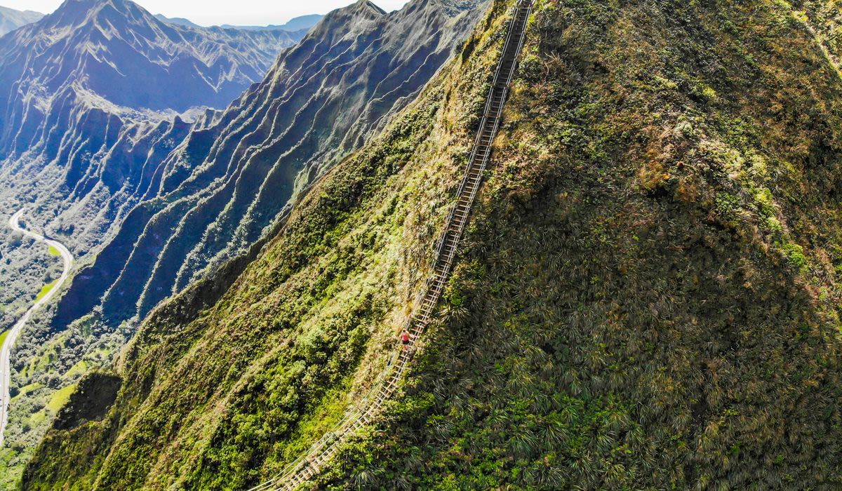 Honolulu police arrest seven for attempting to illegally hike Oahu’s ‘Stairway to Heaven’