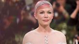 Michelle Williams iconique au Festival de Deauville : sa robe Chanel est brodée de 28.000 paillettes