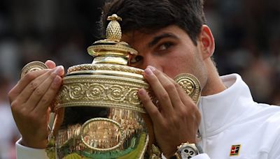 Carlos Alcaraz aplastó a Novak Djokovic en la final de Wimbledon - El Diario NY