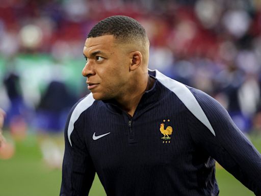 Kylian Mbappé : sans masque et les yeux noircis à l'entraînement, son nez cassé à peine dissimulé surprend