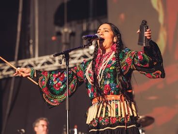 Lila Downs: “Mi madre siempre me decía que las mujeres no debemos nunca hablar mal de otra mujer”