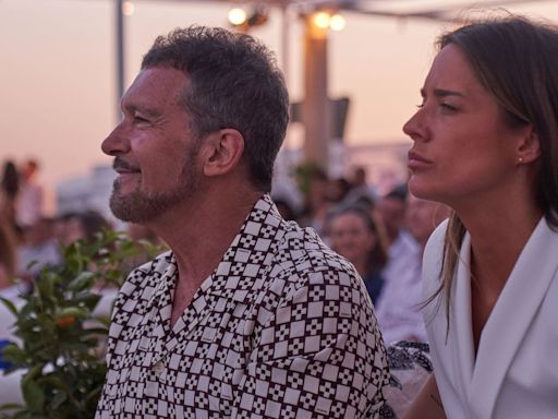 Antonio Banderas, Kirá Miró y Cayetana Guillén Cuervo disfrutan de la música de Café Quijano con vistas al mar Mediterráneo
