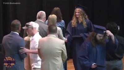 Un padre intervino en un acto de graduación para que su hija no saludara a un hombre afroamericano