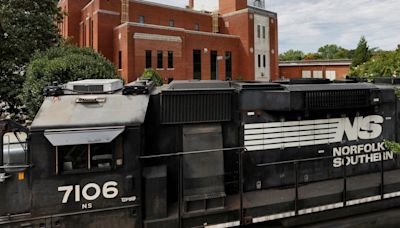 ISS Backs Norfolk Southern CEO, Splits on Board Nominees in Proxy Fight