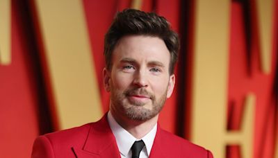 Chris Evans clarifies that he did not sign a bomb in resurfaced photo