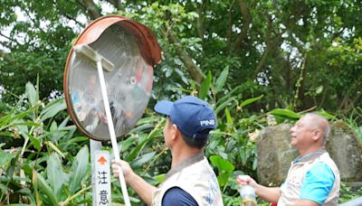 石門區後備軍人揪甘心 清洗全區道路反射鏡