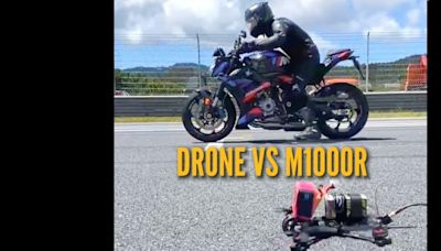 Un par de amigos apuestan cuál será el más rápido en circuito, uno pilota una moto, la bestial BMW M 1000 R y el otro un dron, una batalla brutal con resultado sorpresa