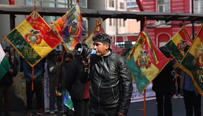 Transportistas y gremiales protestan en 4 ciudades de Bolivia por falta de combustible