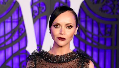 Christina Ricci asegura que la fama infantil la salvó del abuso de su padre, un líder de secta "loco y muy violento"