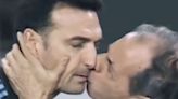 Técnico da Argentina ganha beijo na boca após classificação na Copa América