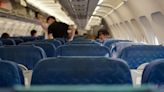 Consumo multa con 150 millones a cuatro aerolíneas de bajo coste por cobrar el equipaje de mano