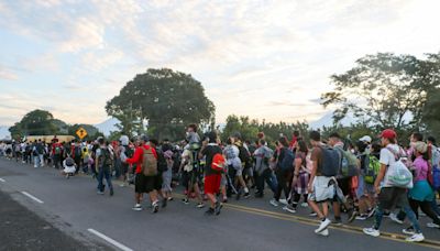 Tras cambios políticos, miles de migrantes parten en nueva caravana desde la frontera sur de México