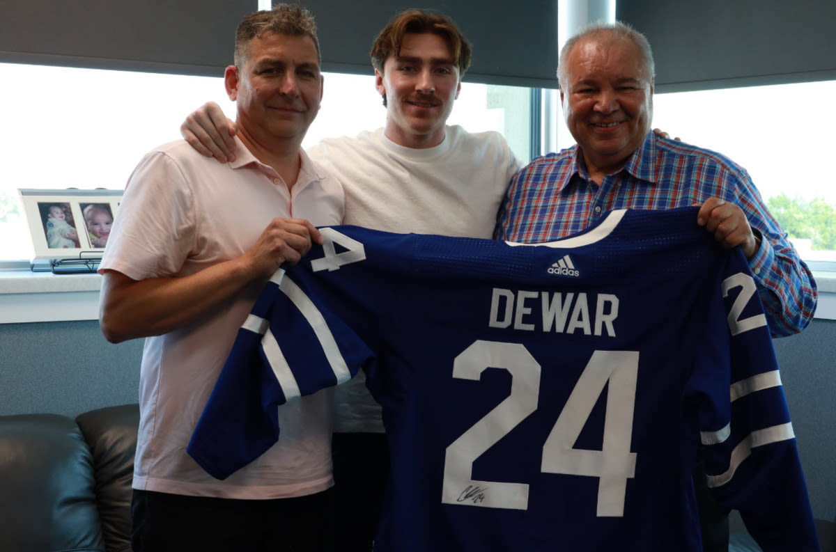 Maple Leafs Forward Connor Dewar Visits Manitoba Métis Federation, Greets President Chartrand with Signed Jersey