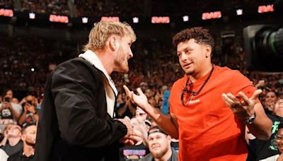 Trey Smith, Creed Humphrey protect Patrick Mahomes at WWE's Monday Night Raw