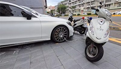 警察也怕被偷車? 自小客車和警車"捆一起"掀討論