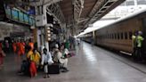 尷尬！印度火車站月台突播「3分鐘A片」 乘客全看傻│TVBS新聞網