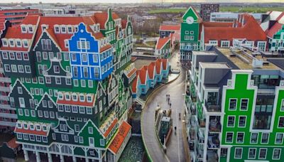 La ciudad a 15 minutos de Ámsterdam que es una de las más curiosas de Holanda: casas de colores y molinos de 200 años