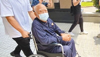 前台南縣議長 吳健保假釋 坐輪椅、戴口罩出獄 - 地方新聞