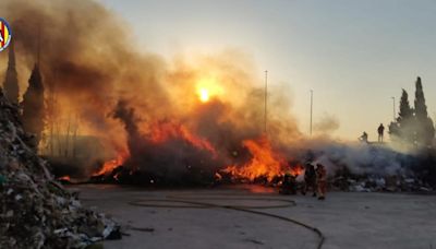 Un incendio afecta a una planta de residuos en el polígono Juan Carlos I entre Picassent y Almussafes