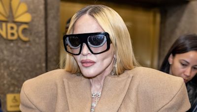 Doubles lunettes, épaulettes XXL… Madonna et son look improbable à la Fashion Week