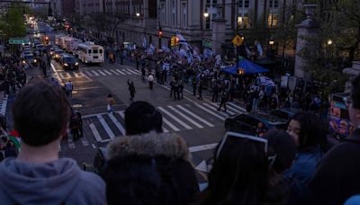 Cientos de proisraelíes rodean la universidad de Columbia en Nueva York en plena campaña estudiantil propalestina