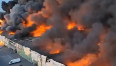 驚悚畫面曝！波蘭華沙商場大火燒毀1400間店