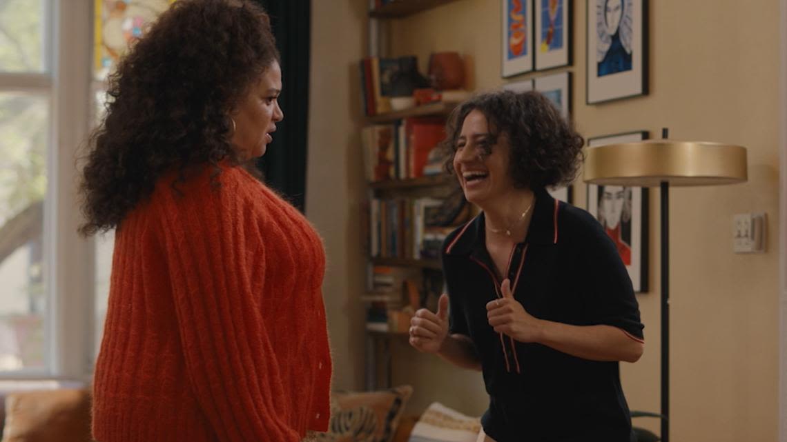 Yes, Ilana Glazer confirms the opening scene in 'Babes' is based on a real occurrence