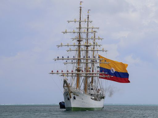 El buque escuela colombiano 'ARC Gloria' vuelve a Italia doce años después