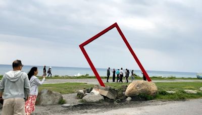 台東海濱公園打卡熱點因腐鏽拆除 遊客拍照留念 (圖)