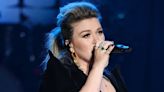 Kelly Clarkson Is Brought To Tears By Surprise Guest At Las Vegas Performance