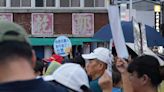 民眾高舉「我是花蓮人 對不起了！台灣」標語 (圖)