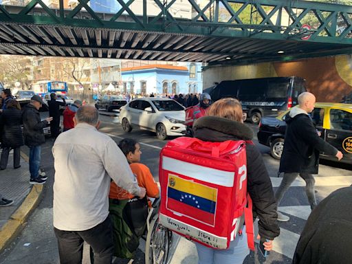 Una multitud de venezolanos se congrega en Buenos Aires con el sueño de poder volver a su país