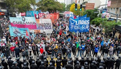 Protestos na Argentina pedem envio de alimentos para restaurantes populares, que alegam corte de abastecimento por Milei