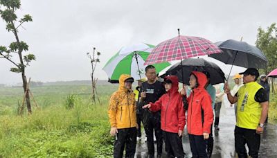 屏東大仁滯洪池竣工後首遇颱風 周春米冒風雨視察