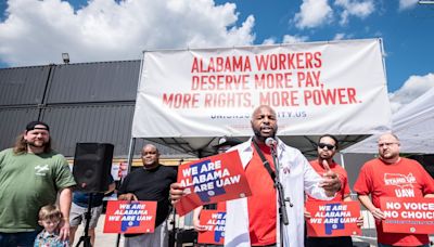 UAW’s Southern Expansion Is Tested in Alabama as Mercedes Vote Ends