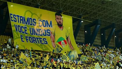 Torcida do Al-Nassr faz bandeirão com rosto de Alex Telles e homenagem para o Rio Grande do Sul: 'Estamos com você' - Lance!