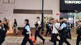 天安門事件35週年！手勢比劃為六四亡魂祭酒 香港藝術家遭20警押走