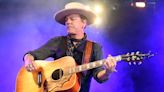 Kiefer Sutherland keeps concert dates as he mourns dad Donald