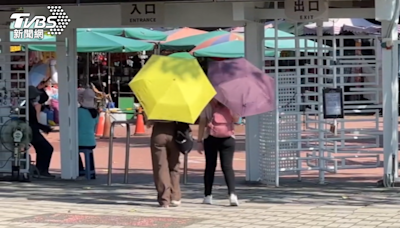 天氣太熱了！換裝訪古蹟送冰 吸引不了遊客