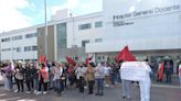 Plantón de trabajadores de la salud para reclamar atención gubernamental, en Ambato