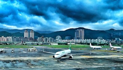 快訊/雷雨狂轟台北！松山機場「暫停地面作業」 航班延誤